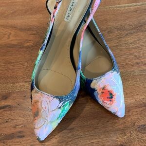 COPY - Women’s Tahari Floral Fabric Slingback Kitten Heels Sz 7